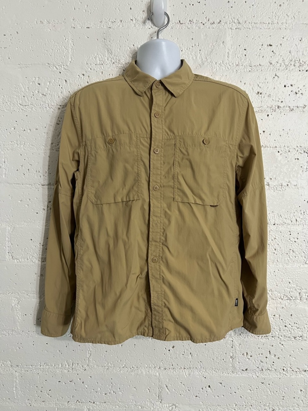 REI Casual Button Down Shirt M Tan 100% Nylon Roll Up Tab Sleeve Vented Outdoor